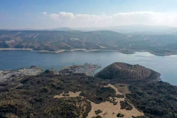 16 bin yıl önce püskürdü Demirköprü Barajı’nın suyu çekilince göründü. Kara olan rengi beyaza döndü - Resim: 13